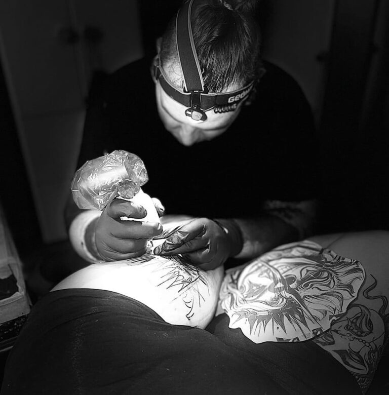 Julien BEURDELAY qui fait un tatouage